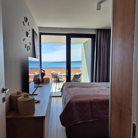 San - Garage Included *