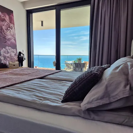 San - Garage Included