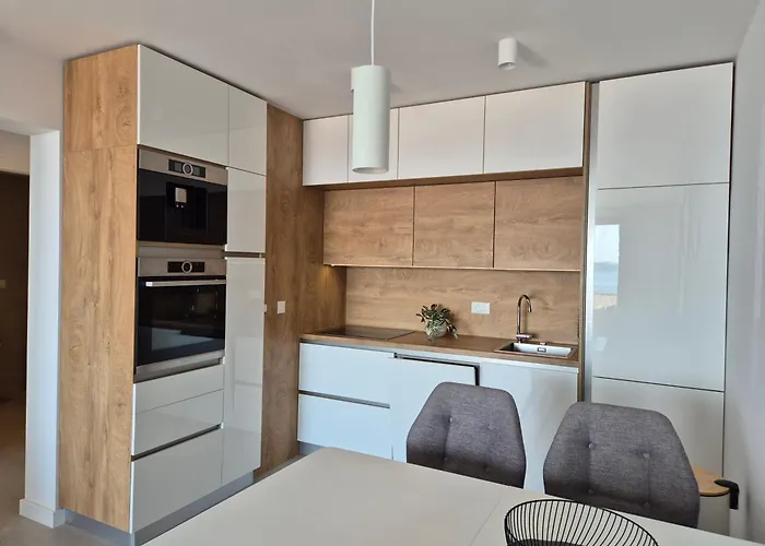 San - Garage Included