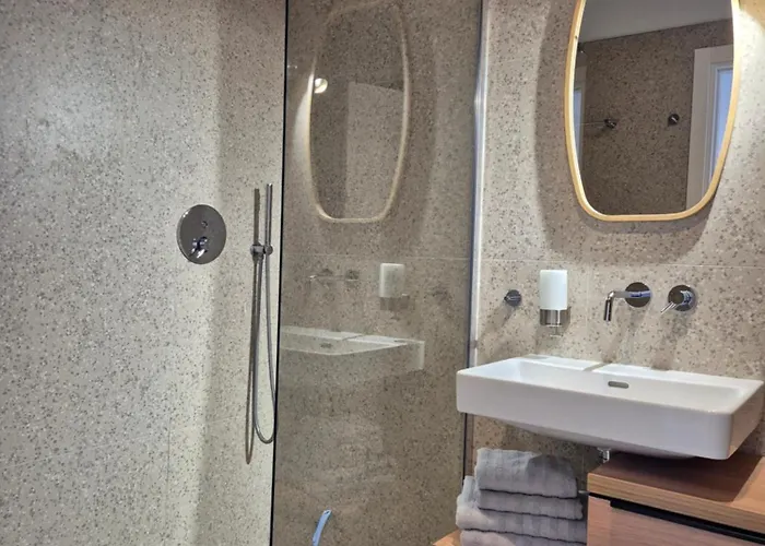 San - Garage Included